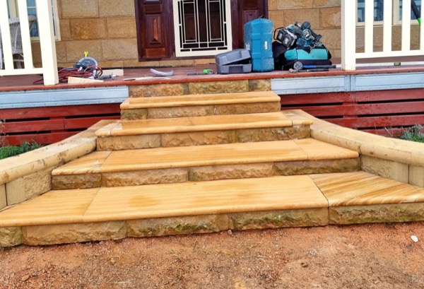 Stone steps and a landscaped entrance by MR Landscapes