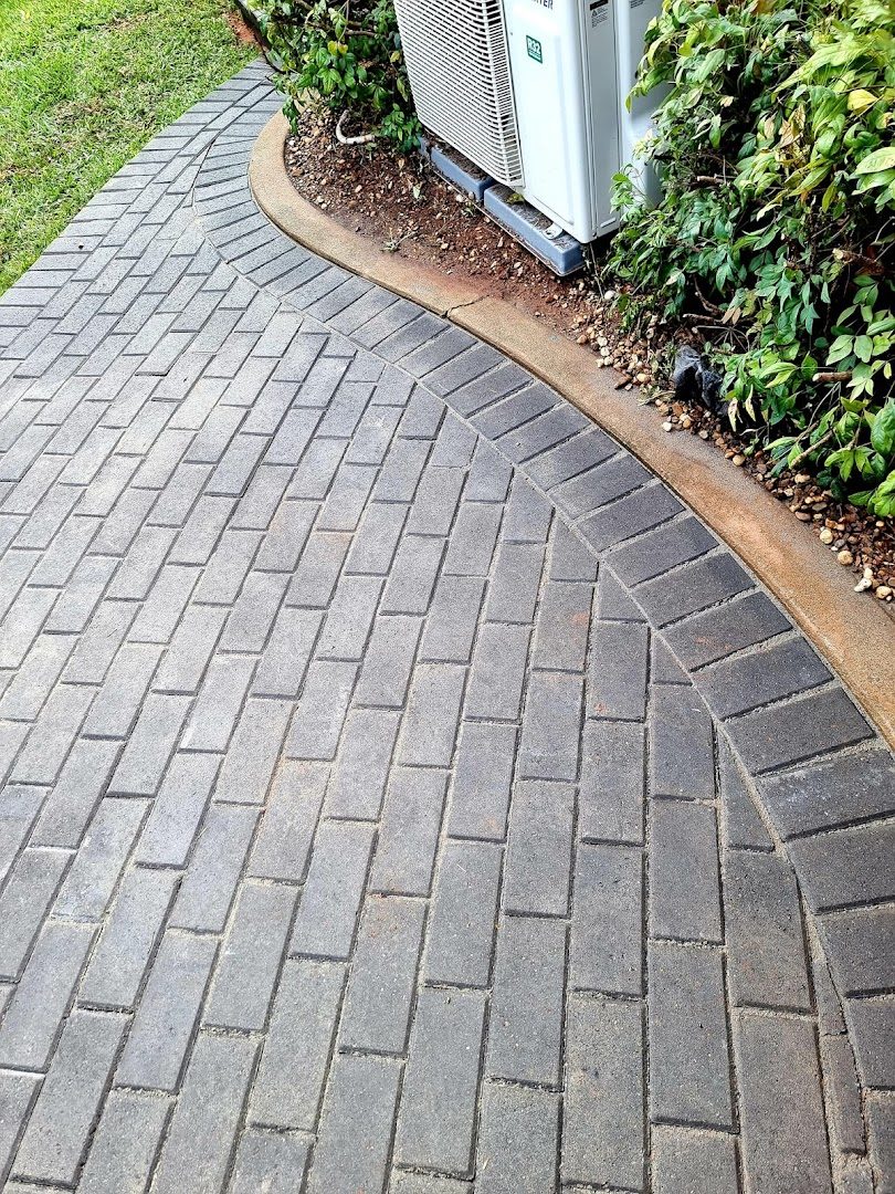 A circular paved area and crazy paving by MR Landscapes